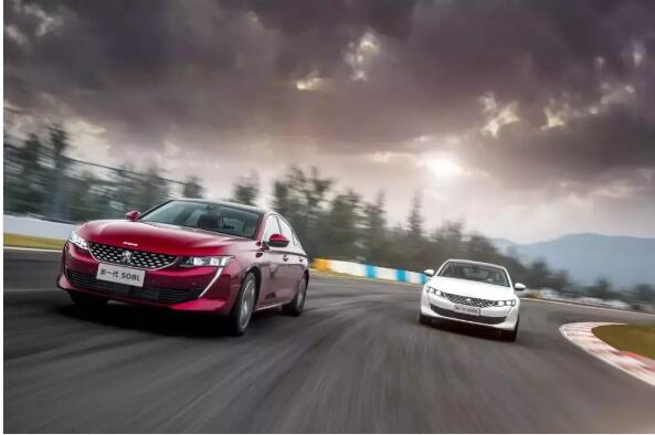 路面是黃虛線時(shí) 超車要注意什么！